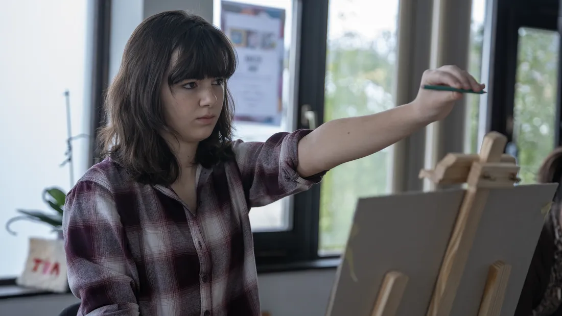 Teen Art polaznica crta na štafelaju